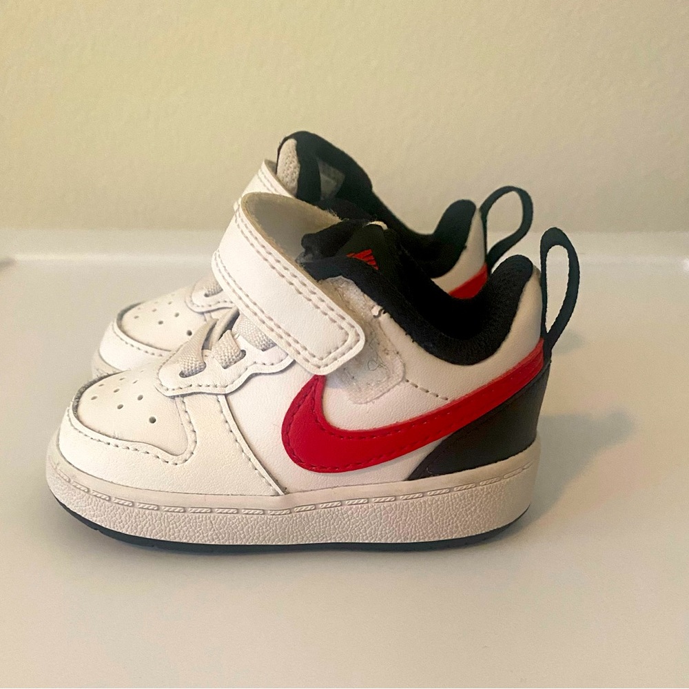 Nike sneakers size 3C. Excellent condition 🖤